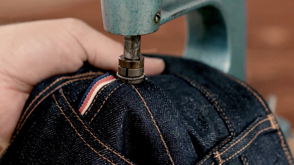 Poinconnage d'un jean, extrait de la video d'entreprise pour la société LE GAULOIS JEANS, realisé par le vidéaste Marc video