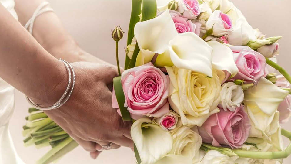 bouquet de fleur de marié, extrait d'un film de mariage realisé par le videaste marc video
